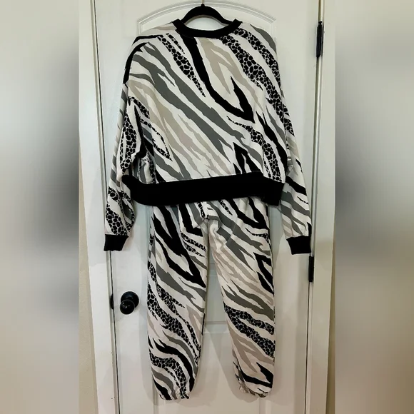 2 Piece Nike Women's Animal-Print Jogger Set - Black, Gray, Beige - Picture 6 of 16